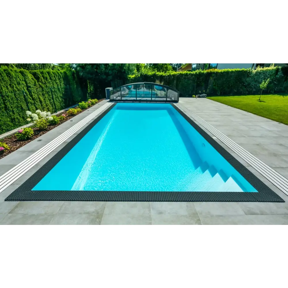 Rektangulär pool med turkost vatten, svart ram och grå stenplattor i ThermoPP Poolpaket QBig Overflow 3×6